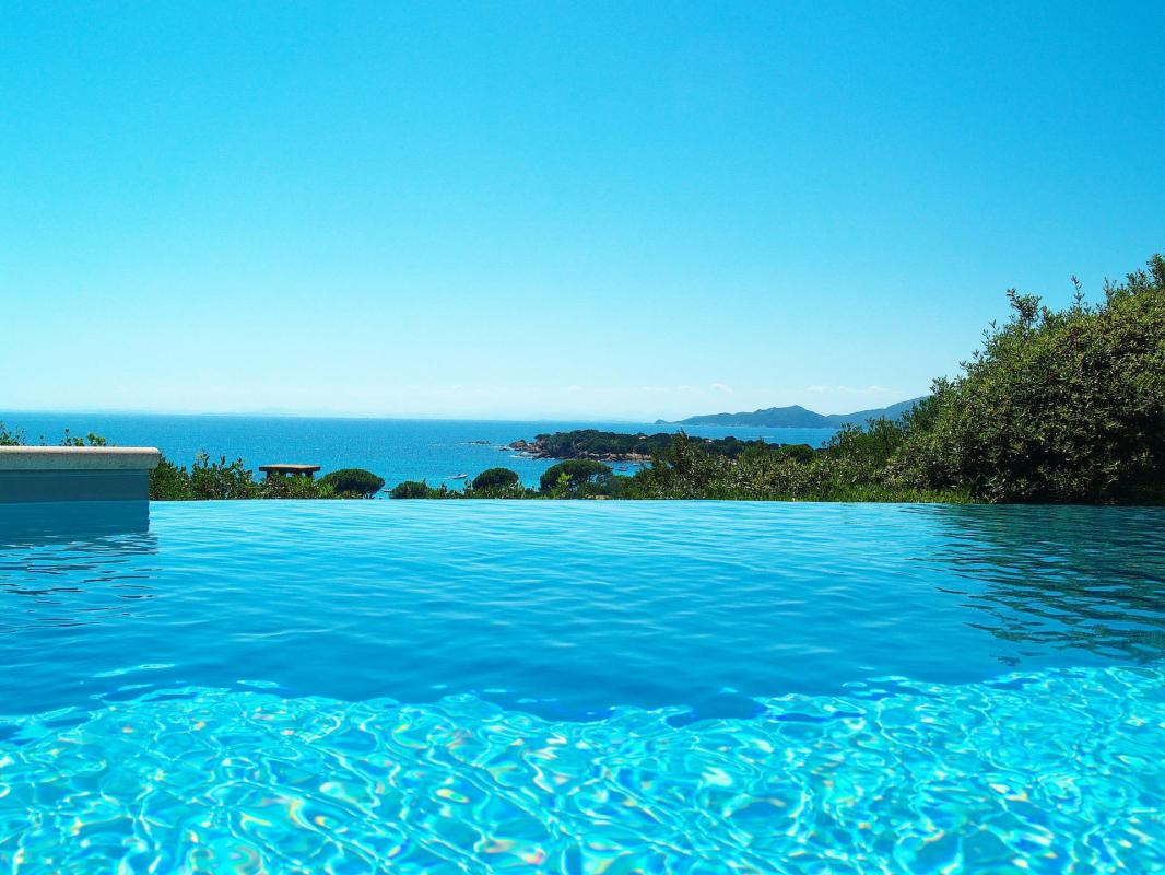 vue mer depuis la piscine à débordement villa palombaggia
